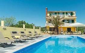 Crowonder Sun&Fun Apartments with pool