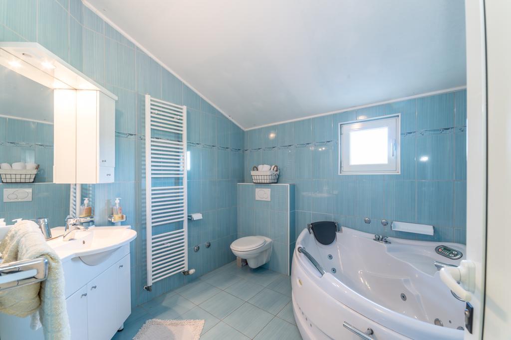 Crowonder Sun&Fun Holiday House With Large Swimming Pool, Playroom And Garden Bibinje Exterior foto