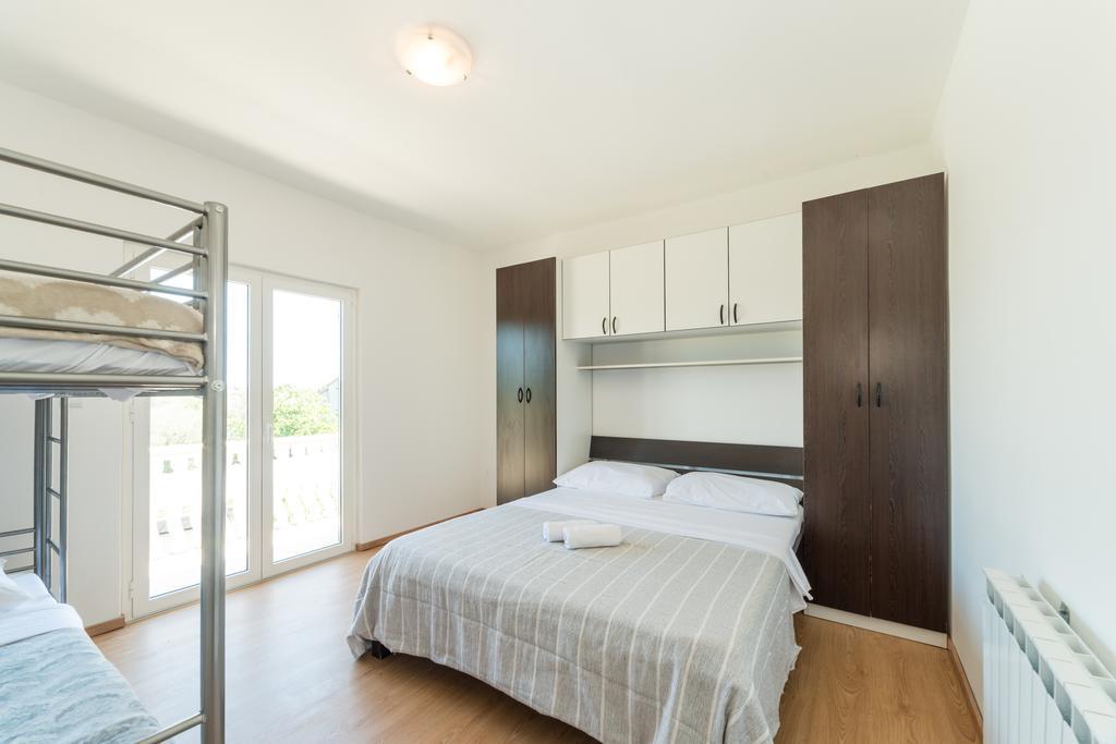 Crowonder Sun&Fun Holiday House With Large Swimming Pool, Playroom And Garden Bibinje Exterior foto