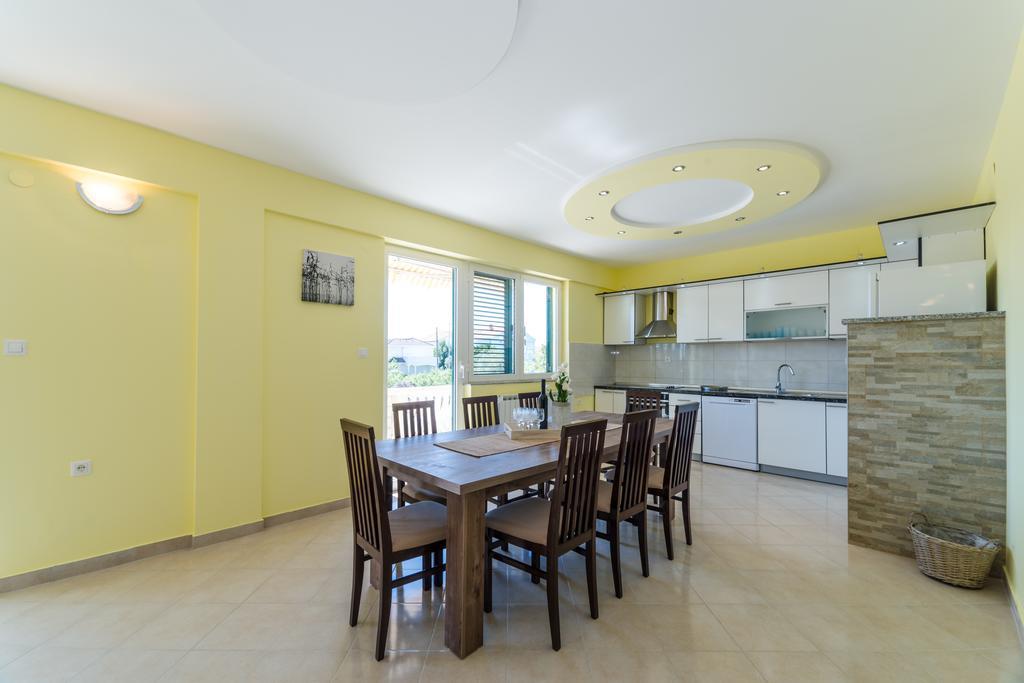 Crowonder Sun&Fun Holiday House With Large Swimming Pool, Playroom And Garden Bibinje Exterior foto