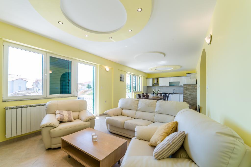 Crowonder Sun&Fun Holiday House With Large Swimming Pool, Playroom And Garden Bibinje Exterior foto