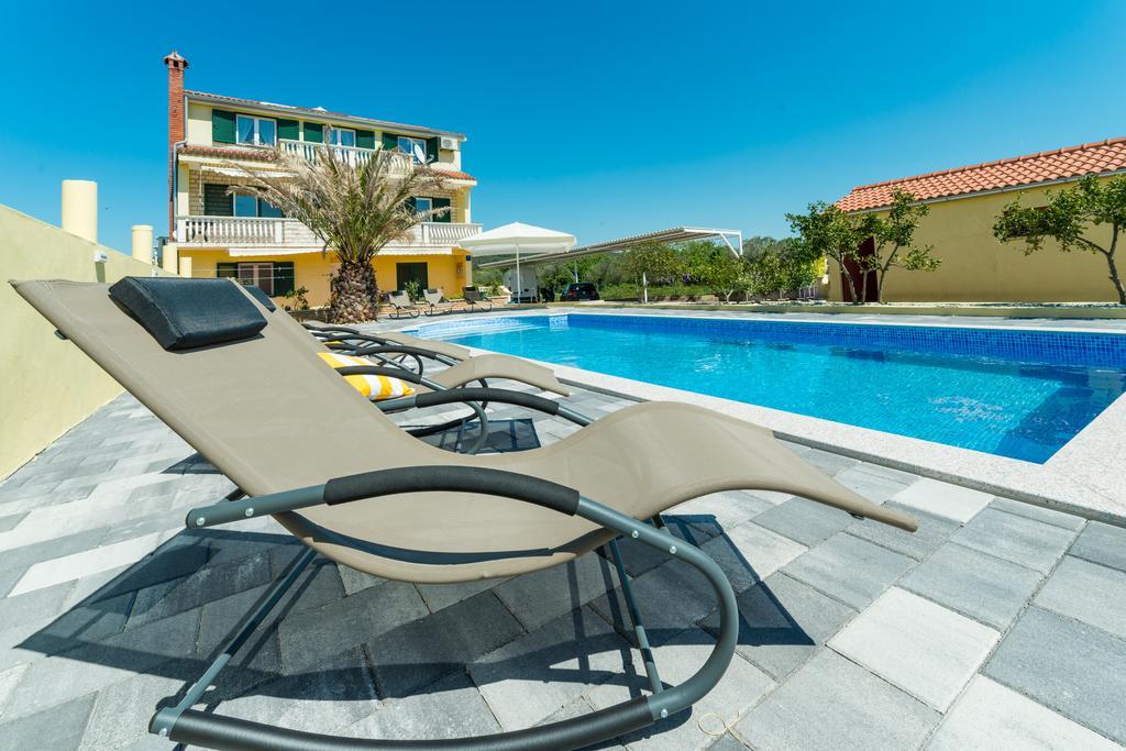 Crowonder Sun&Fun Holiday House With Large Swimming Pool, Playroom And Garden Bibinje Exterior foto