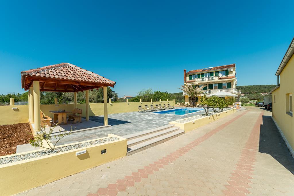 Crowonder Sun&Fun Holiday House With Large Swimming Pool, Playroom And Garden Bibinje Exterior foto